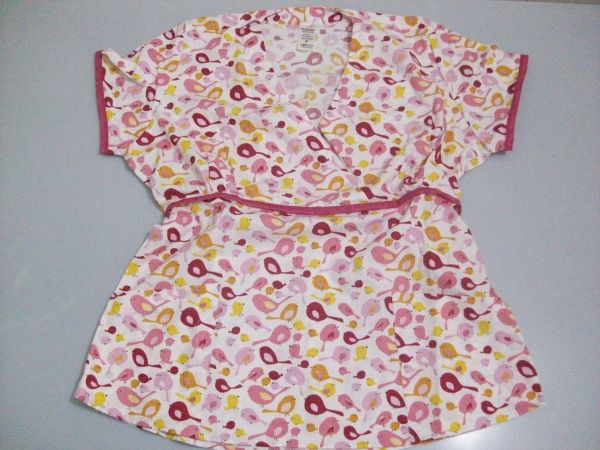 Blusa de pijama cirúrgico de estampas de pássaros.