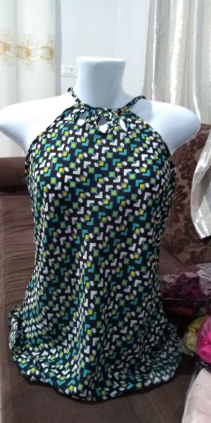 BLUSA ESTAMPA AMARELO AZUL E PRETO