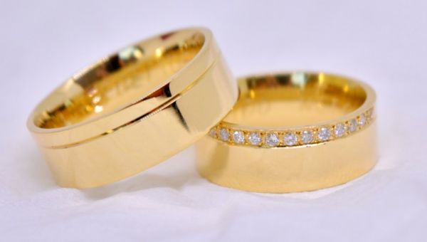 Alianças quadradas anatômicas com 15 Brilhantes