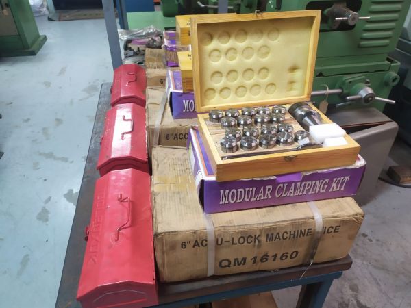 FRESADORA FERRAMENTEIRA SINITRON STM 2000 VC USADA