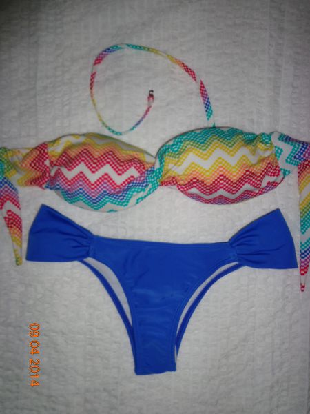 Biquíni com bojo tomara q caia e alça removível