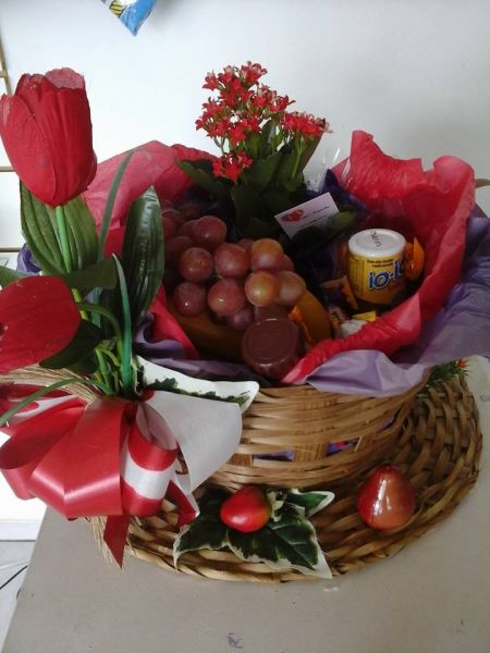 cesta de frutas com chocolates