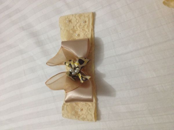 Faixa em Renda Bege c/ Pérolas Laço cetim marrom e oncinha