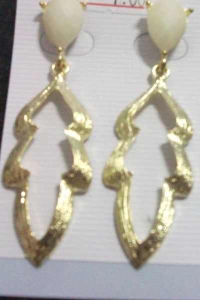 brinco dourado com pedra branca