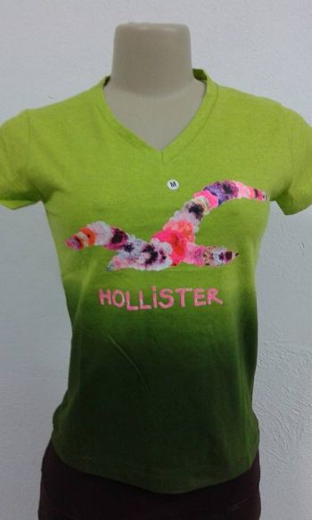 CAMISETA HOLLISTER FLORAL GOLA V- FEMININA