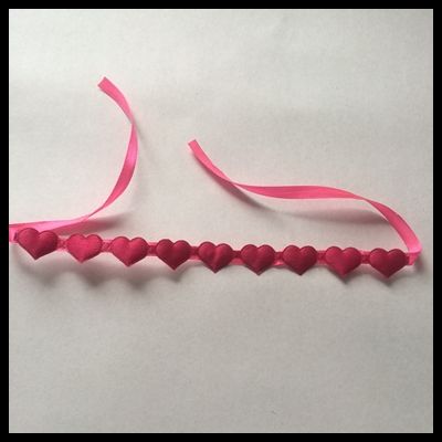 Gargantilha em Coração Contínuo Rosa .