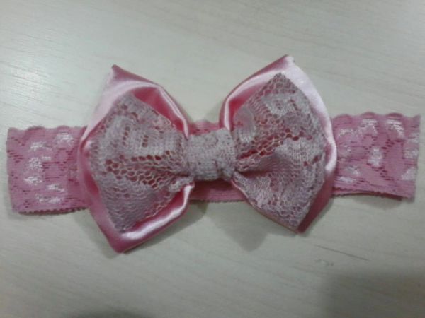 Faixa com laço de cetim e renda