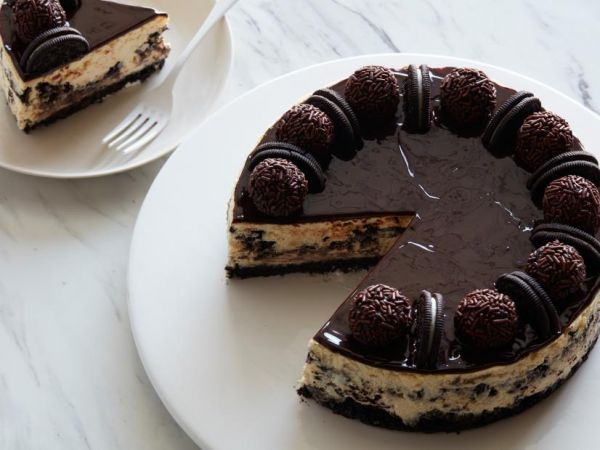 CHEESECAKE DE OREO COM BRIGADEIRO(OREO AND CHOCOLATE BALL CHEESECAKE).