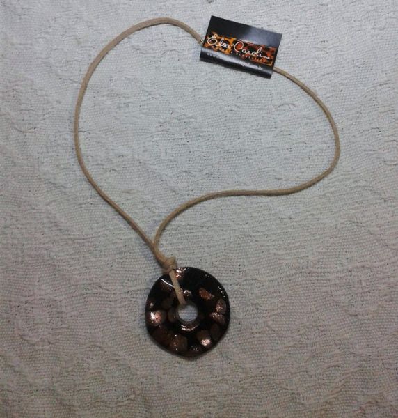 Colar com pingente oval em vidro com couro- Ref 24