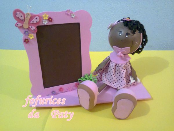 Menina com porta retrato