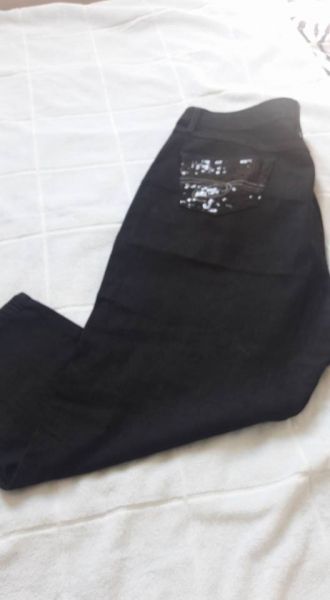Calça capri com bolsos bordados