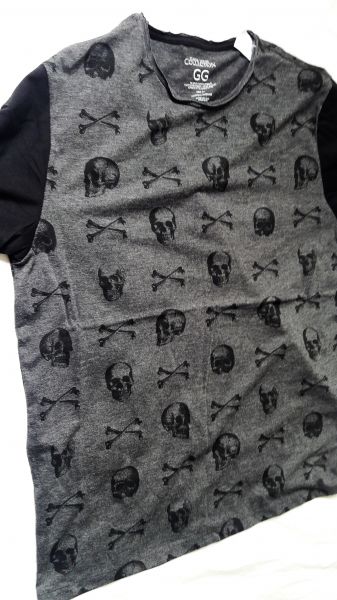 Camiseta de caveiras preta/cinza GG nova