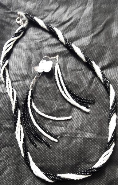 Colar preto/Branco com brincos novo