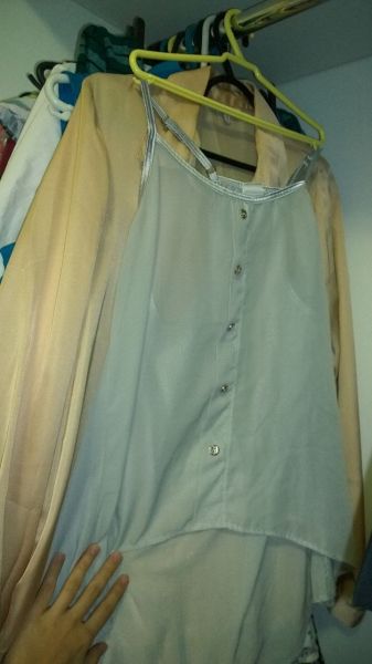 Blusa social de alça e tecido fino cinza e prata