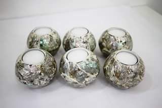 Candelabro em madre pérola com cartuchos de vela em formato bola.