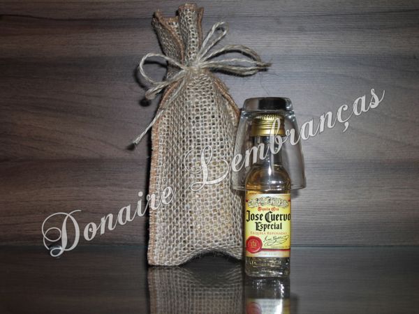 Mini Tequila Personalizada com copinhos de vidro e saquinhos de Palha