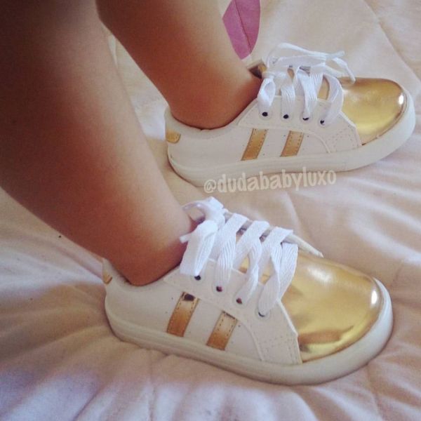 tenis branco com listra dourada