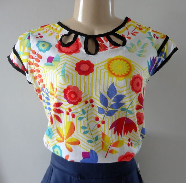 BLUSA FLORAL GOTAS