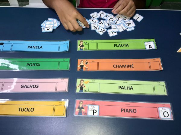 20ª Apostila: Jogos e Atividades com o conto dos Três Porquinhos em Libras