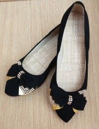 Sapatilha preta bico fino com laço det. Strass