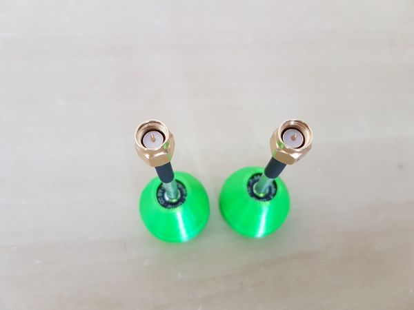 02 Antenas Pagoda 2 RHCP / 5.8GHZ / Comprimento 55mm / Conector SMA C/ Proteção em TPU Cor Verde