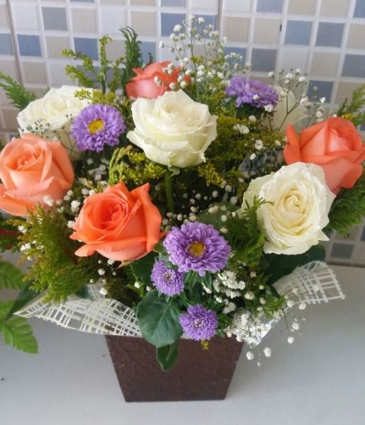 Vaso com rosas coloridas