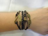 Pulseira de couro com pingente