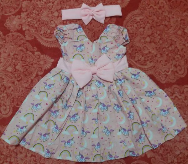 Vestido Rosa com Unicórnios Pequenos