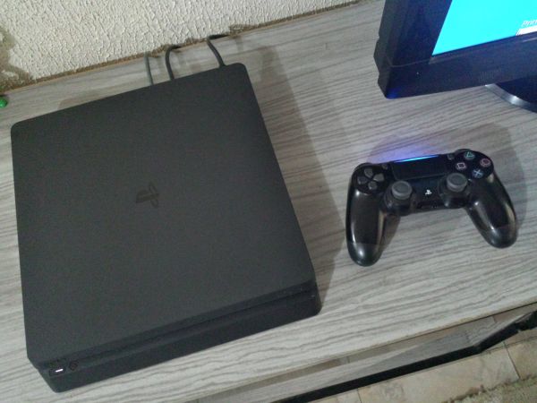 1 Ps4 Slim 500 gb  2 controles  2 jogos semi novos