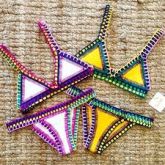 Biquínis diversos cada a