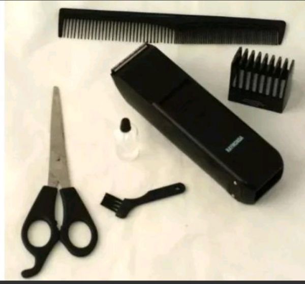 Máquina de Cortar Cabelo e Fazer Pezinho Refing