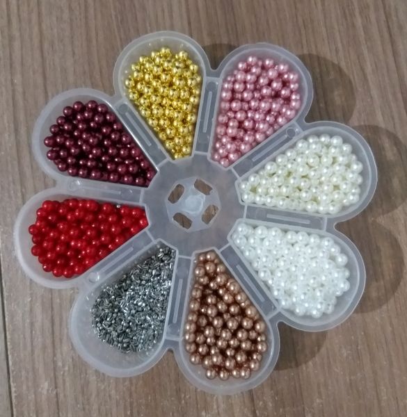 Caixa flor de pérolas sem furo tam 6+rebites Peso total 200g