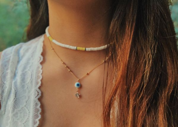 Choker branca com detalhes em amarelo