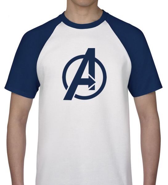 Camiseta branca com mangas azul personalizada