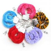 Algema de metal com pelúcia