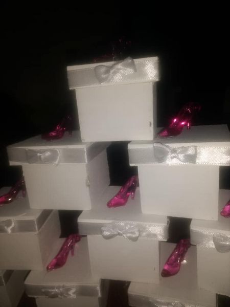 Caixinha de MDF decorada com Pérolas e Sapatinho de acrílico