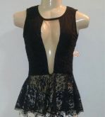 BLUSA DE RENDA COM DECOTE FRONTAL
