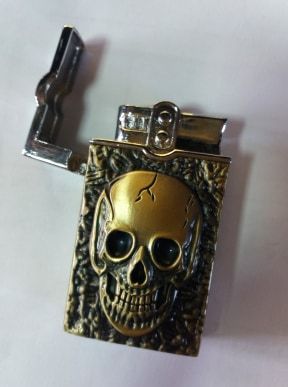 Isqueiro de caveira maçarico ( gás )