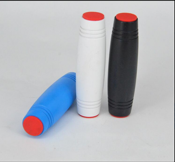 Encontre-se sentado em sua mesa e brincando com a caneta INQUIETO
