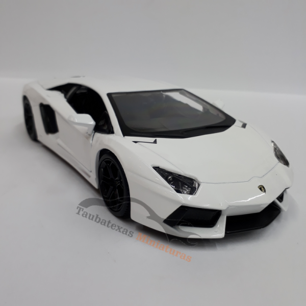 Miniatura Lamborghini Aventador Lp700-4 1:24 Maisto Branca