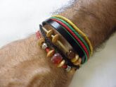 Pulseira de couro com pingente
