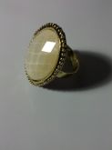 Anel com predra oval perolada