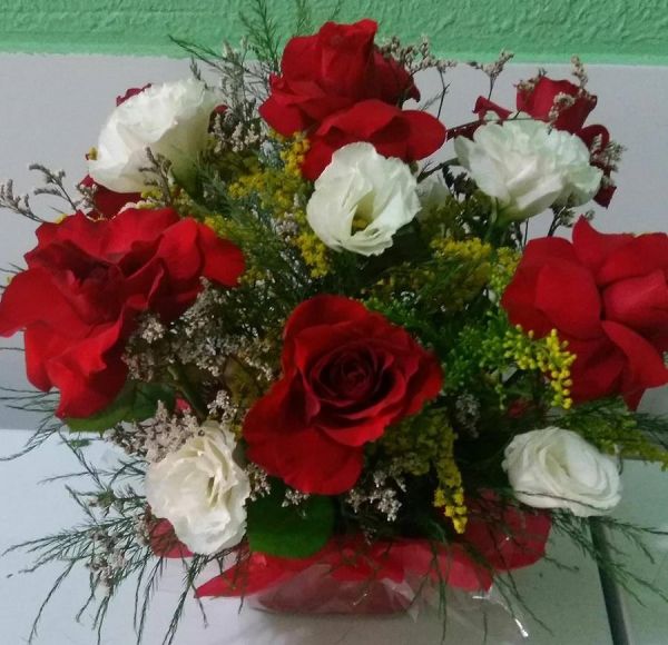 Vaso com rosas e liziante