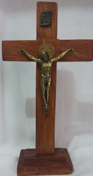 Crucifixo de mesa de madeira