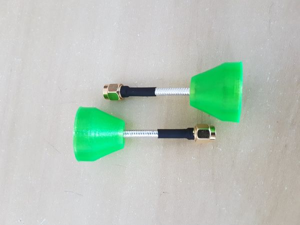 02 Antenas Pagoda 2 RHCP / 5.8GHZ / Comprimento 55mm / Conector SMA C/ Proteção em TPU Cor Verde