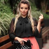 Blusa de crepe de seda bordadas com renda  preta gg