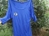 CAMISA AZUL OMBROS FURADOS