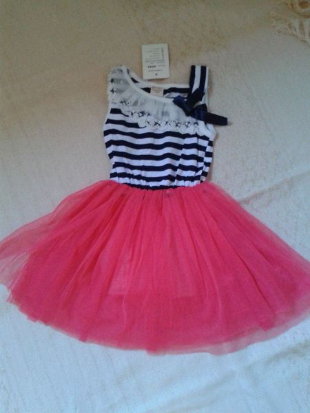 vestido listrado com saia tule