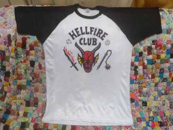 Camiseta Raglan Série Stranger Things HELLFIRE CLUB