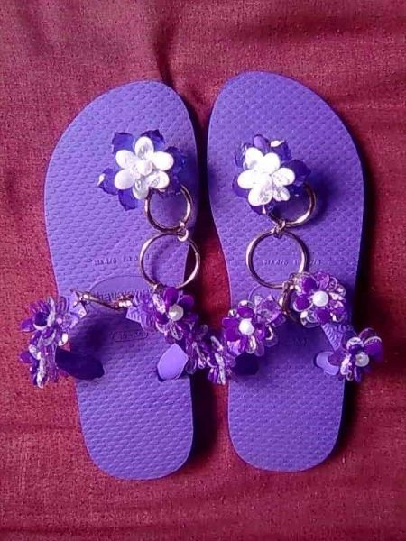 Chinelo Com Pedraria e Argolas